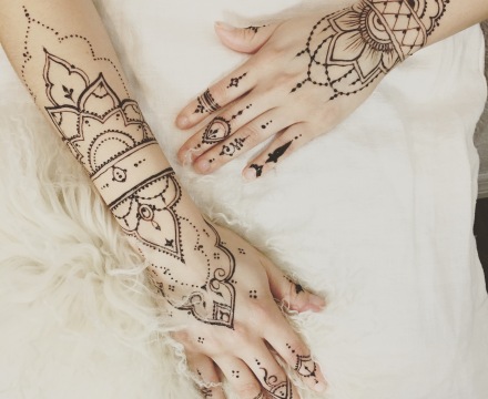 two_hands_jewelry_style_henna
