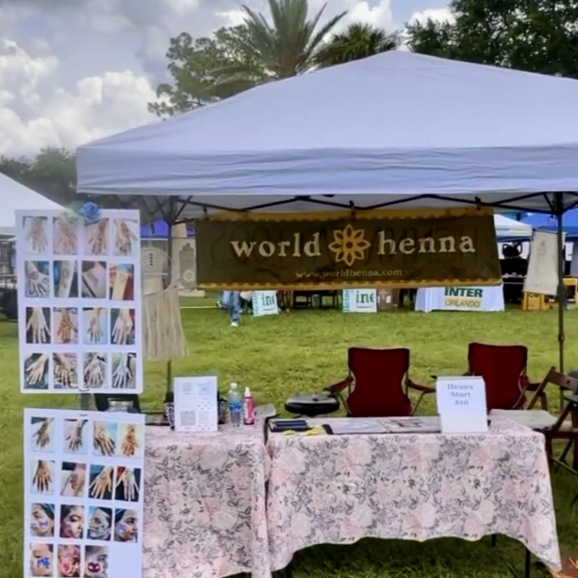 Stand de World Henna en un festival al aire libre
