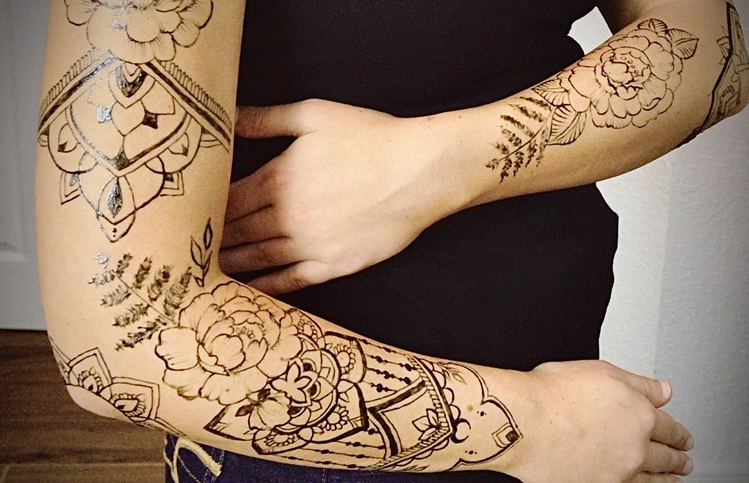 Un tatuaje temporal de Jagua de aspecto realista en un brazo