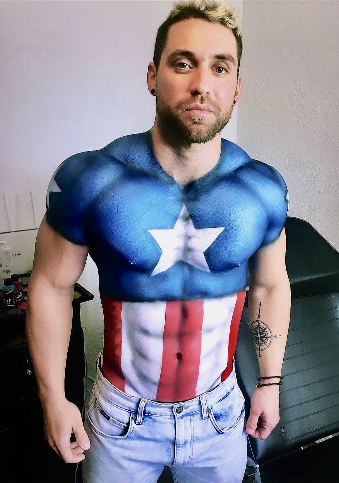 Un elaborado diseño de body painting en la espalda de una persona