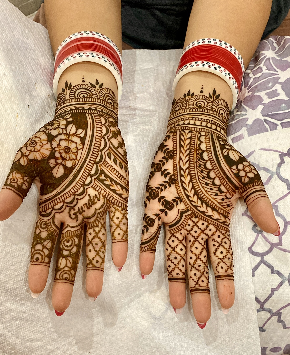 Novia mostrando su arte corporal de henna