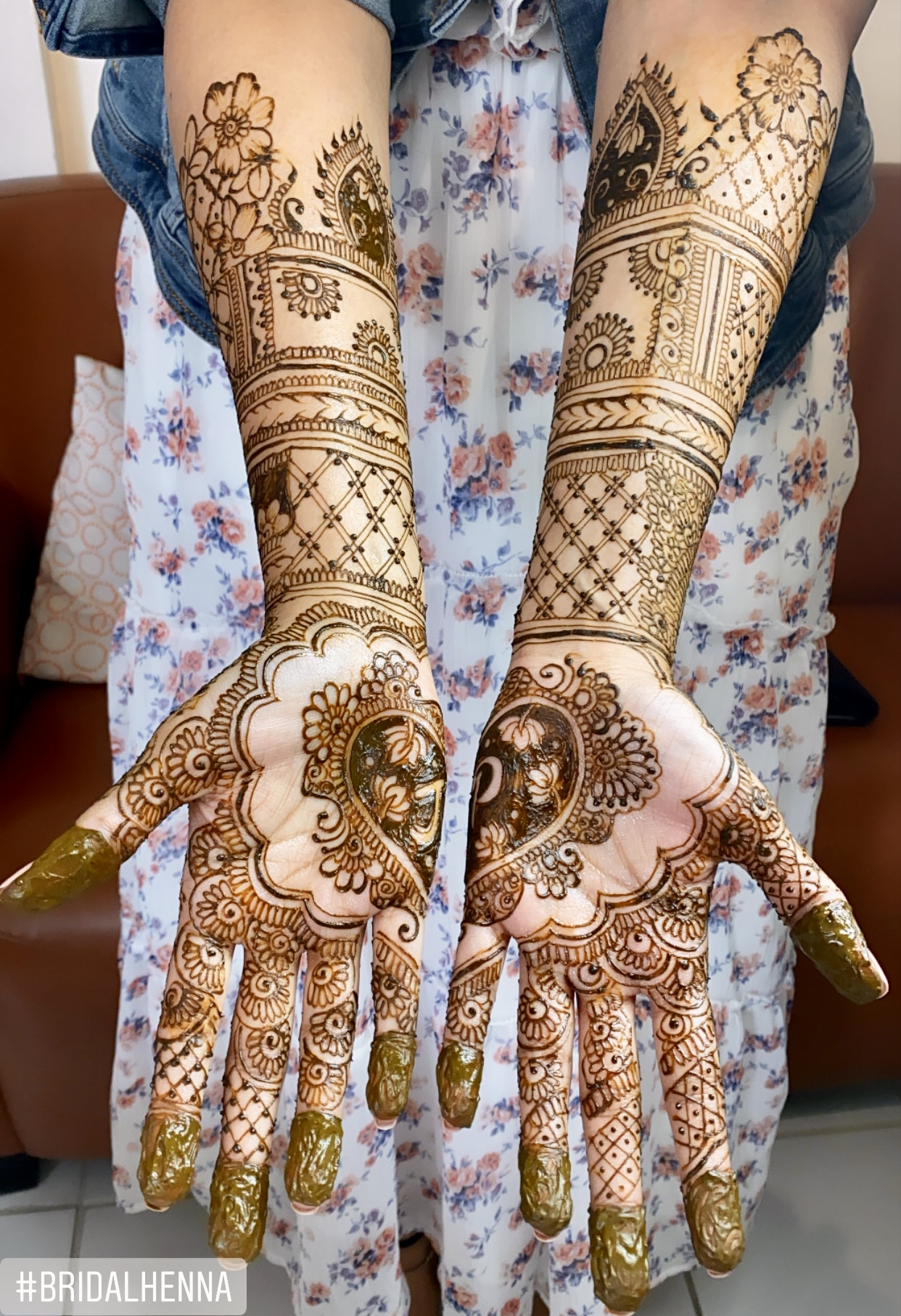 Detalle de henna en los pies de una novia