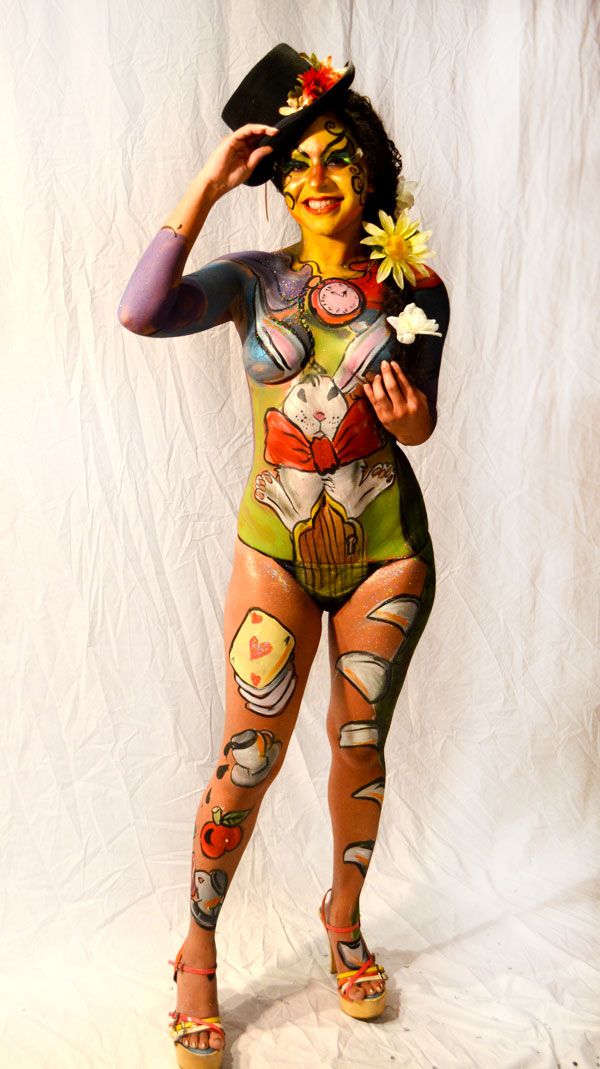 Artista de body painting trabajando en un diseño de fantasía