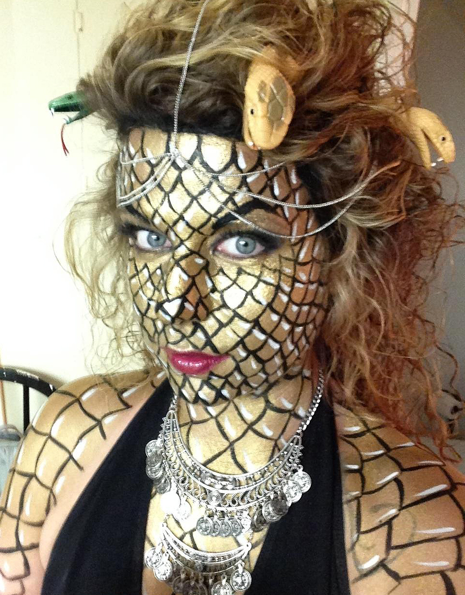 Artista de body painting trabajando en un diseño de fantasía