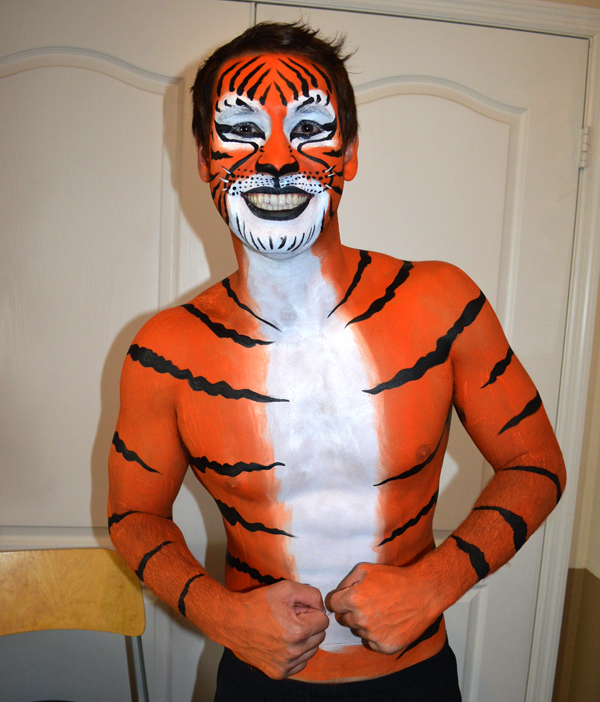 Artista de body painting trabajando en un diseño de fantasía