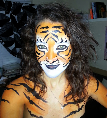 Pintura de vientre de maternidad con un diseño de girasol