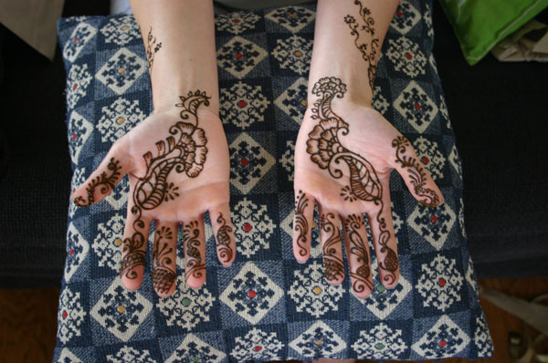 Novia mostrando su arte corporal de henna