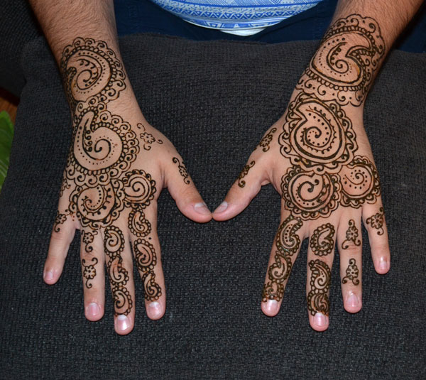 Novia mostrando su arte corporal de henna