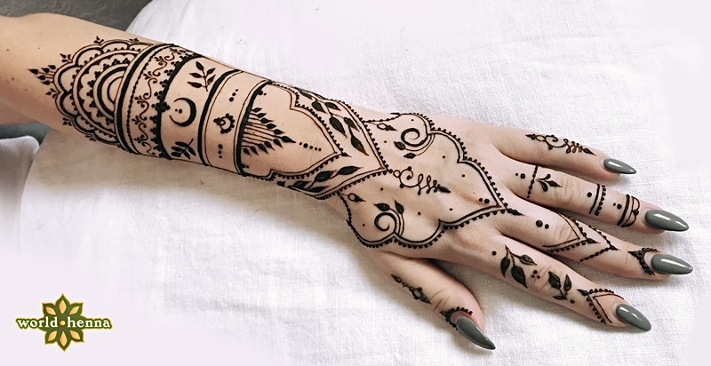Diseño de henna intrincado en las manos de una novia